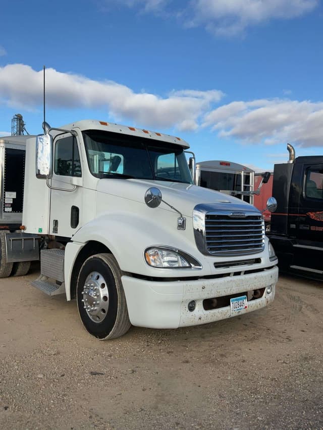 Image of Freightliner Columbia equipment image 2