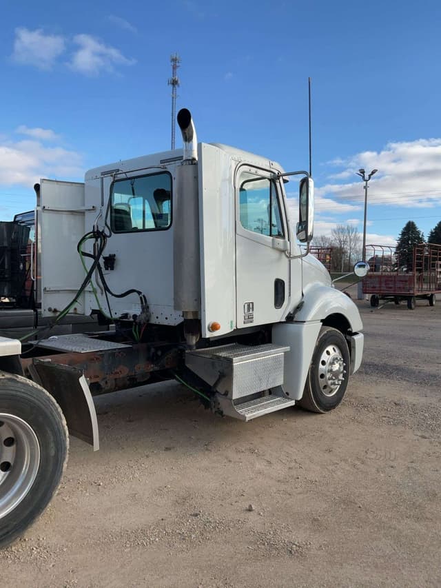 Image of Freightliner Columbia equipment image 4