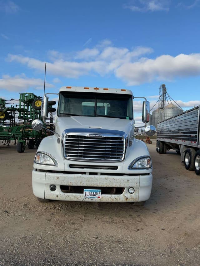Image of Freightliner Columbia equipment image 1