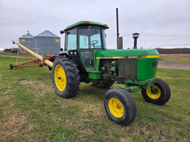 Image of John Deere 4040 equipment image 2