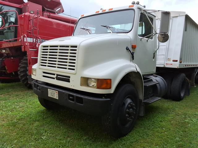 Image of International 8100 equipment image 1