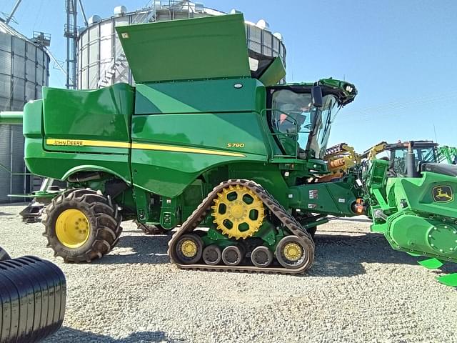 Image of John Deere S790 equipment image 2