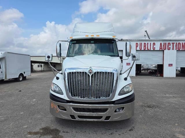 Image of International ProStar Plus 122 equipment image 2