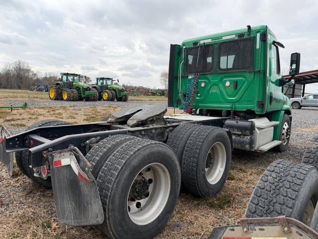 Image of Freightliner Cascadia equipment image 2