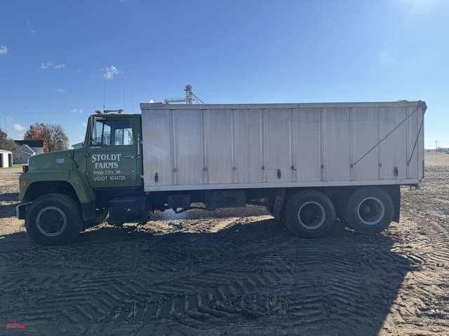 Image of Ford 8000 equipment image 1