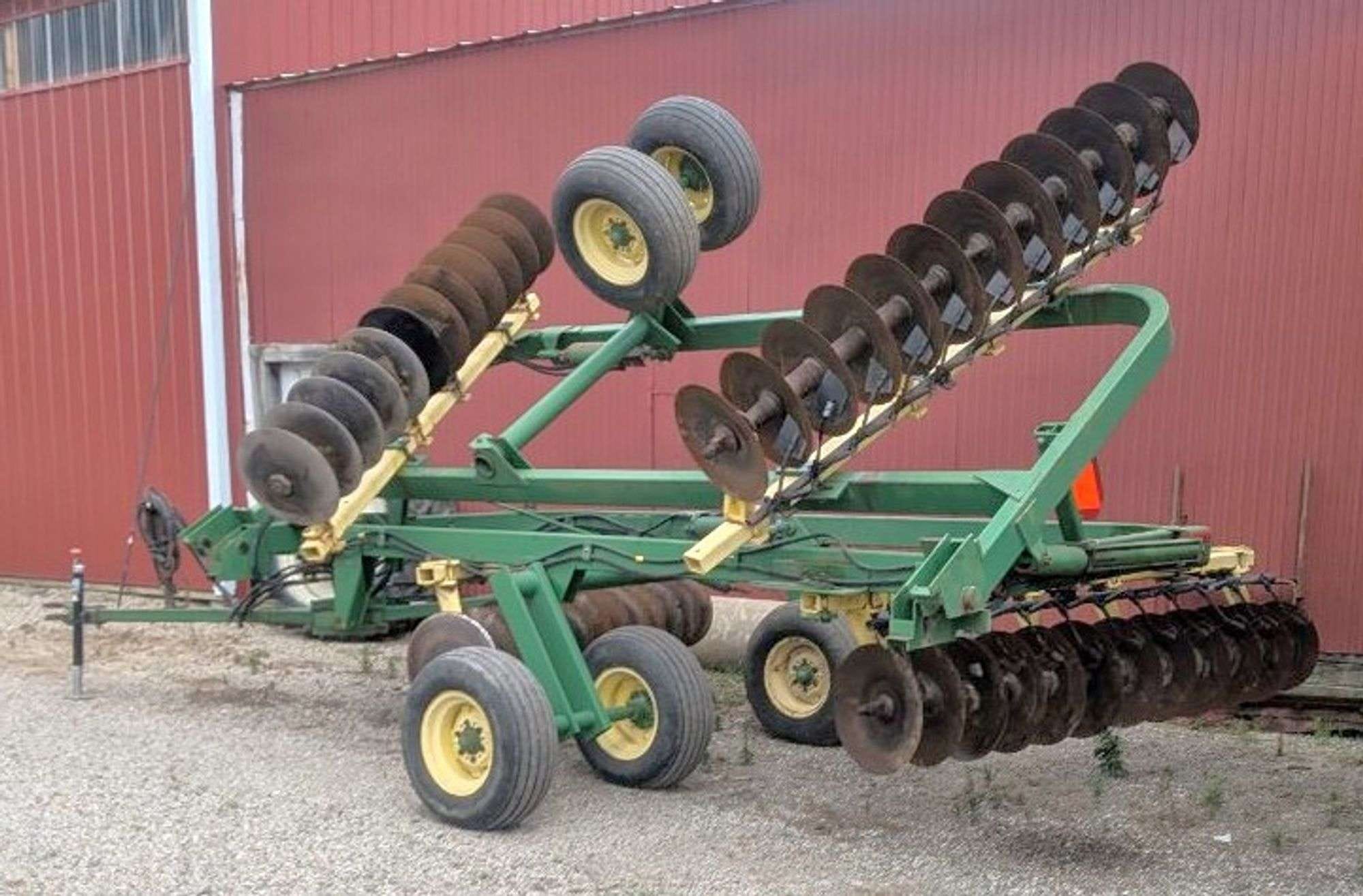 John Deere 220 Equipment Image0