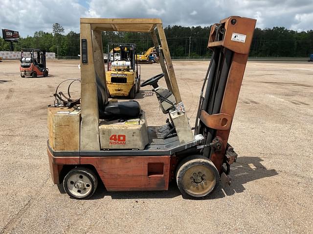 Image of Nissan 40 equipment image 3