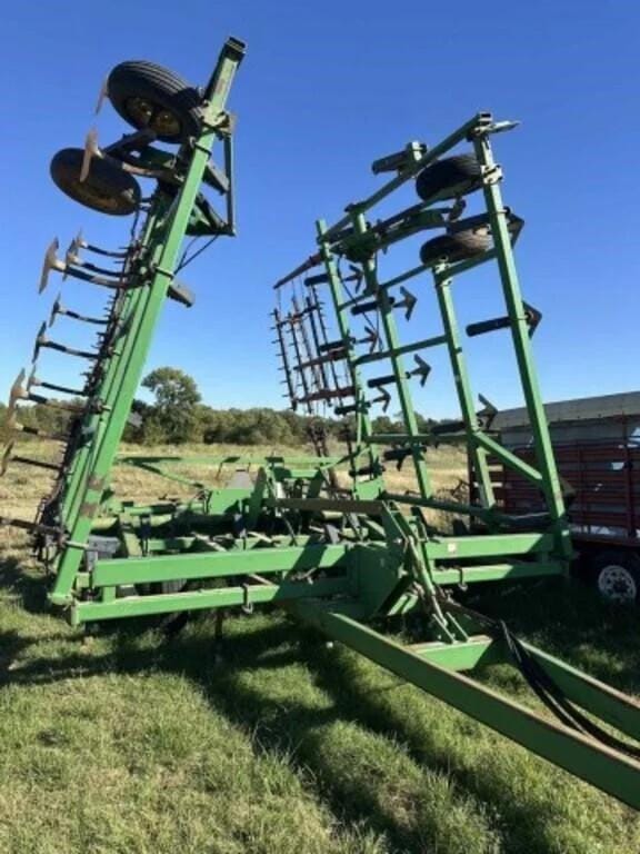 John Deere 680 Equipment Image0