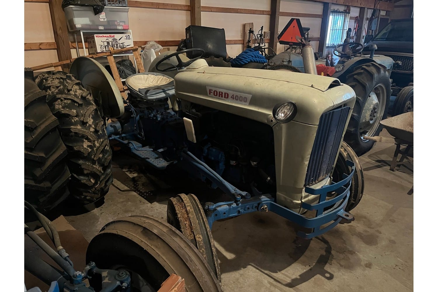 Ford 4000 Equipment Image0