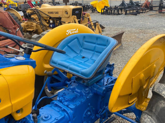 Image of Ford 4000 equipment image 3