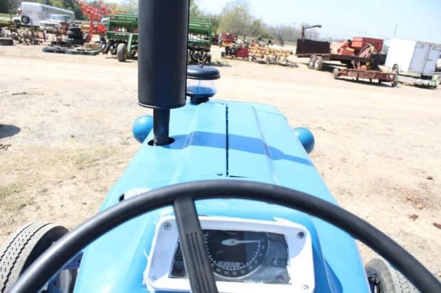 Image of Ford 4000 equipment image 2