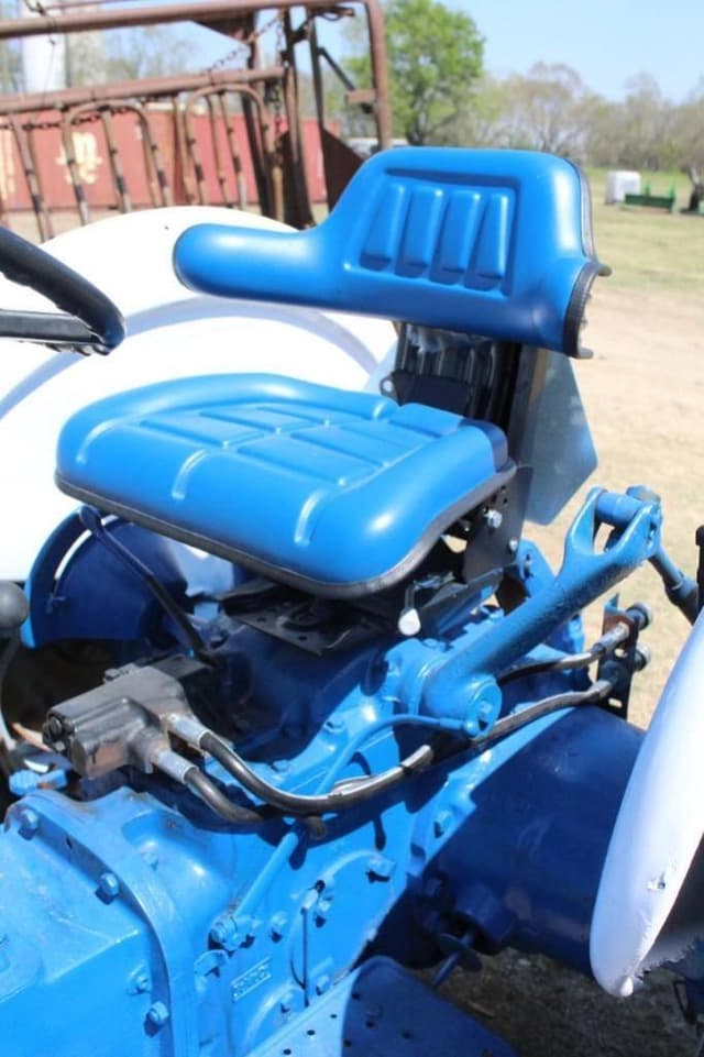 Image of Ford 4000 equipment image 3