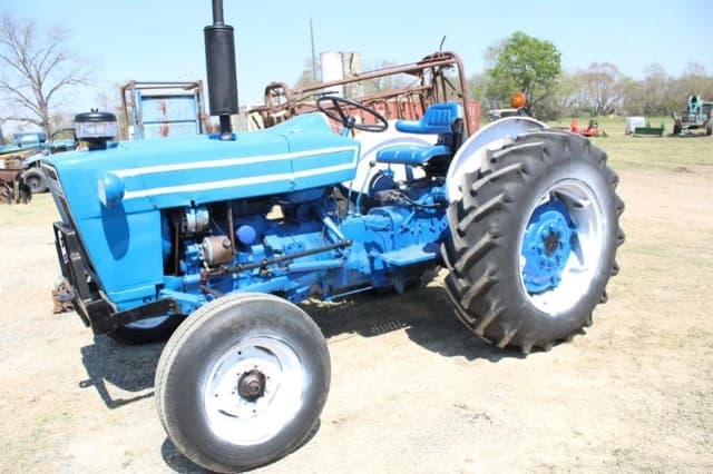 Image of Ford 4000 equipment image 4