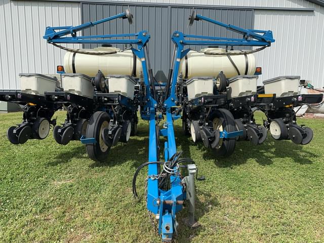 Image of Kinze 3200 equipment image 1