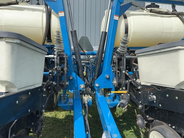 Image of Kinze 3200 equipment image 4