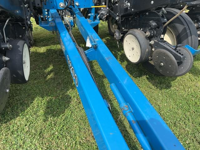 Image of Kinze 3200 equipment image 3