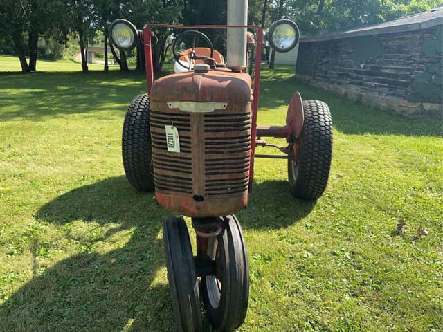 Image of Farmall B equipment image 2