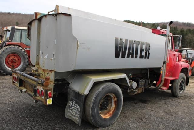 Image of Ford L8000 equipment image 4