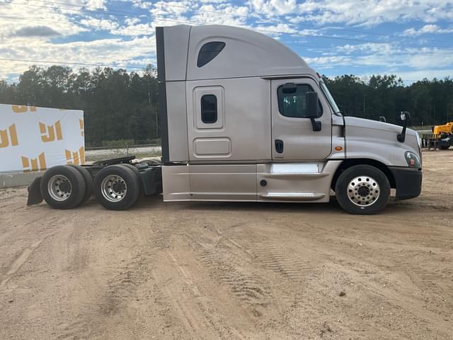 Image of Freightliner Cascadia equipment image 3