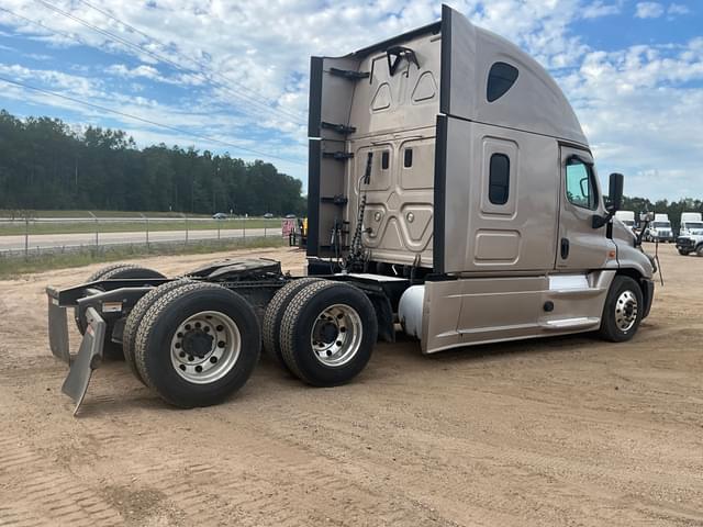 Image of Freightliner Cascadia equipment image 4