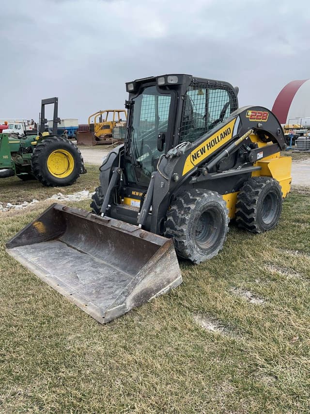 Image of New Holland L228 equipment image 2