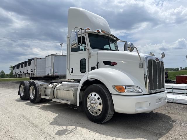 Image of Peterbilt 384 equipment image 2