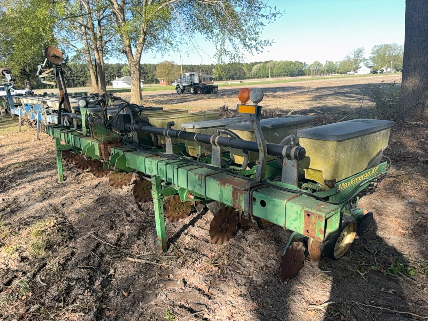 John Deere 7100 Equipment Image0