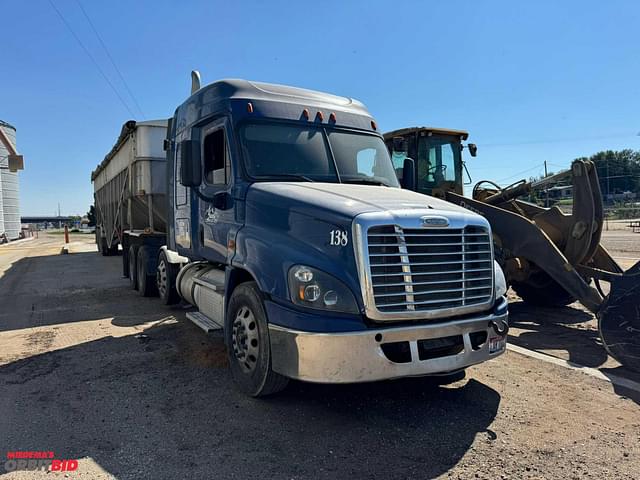 Image of Freightliner Columbia 120 equipment image 1