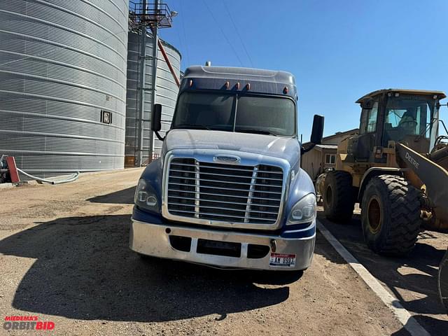 Image of Freightliner Columbia 120 equipment image 2