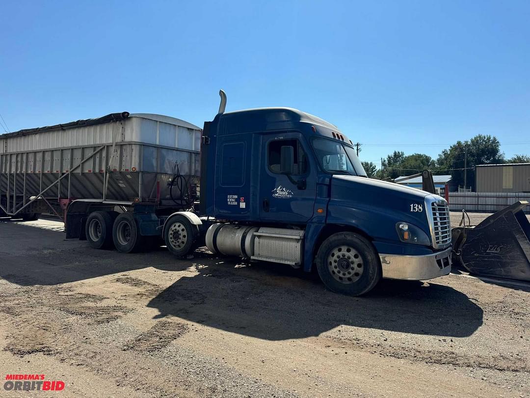 Image of Freightliner Columbia 120 Primary image