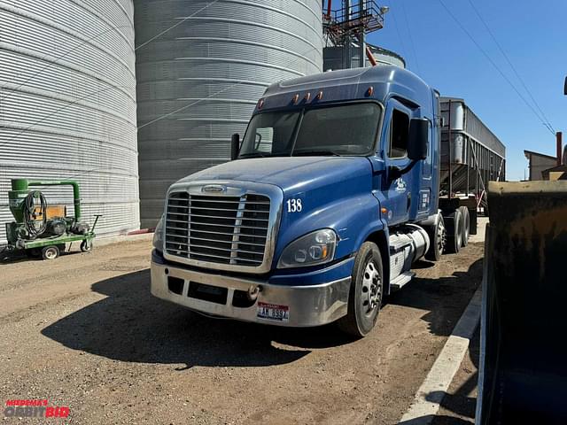 Image of Freightliner Columbia 120 equipment image 3