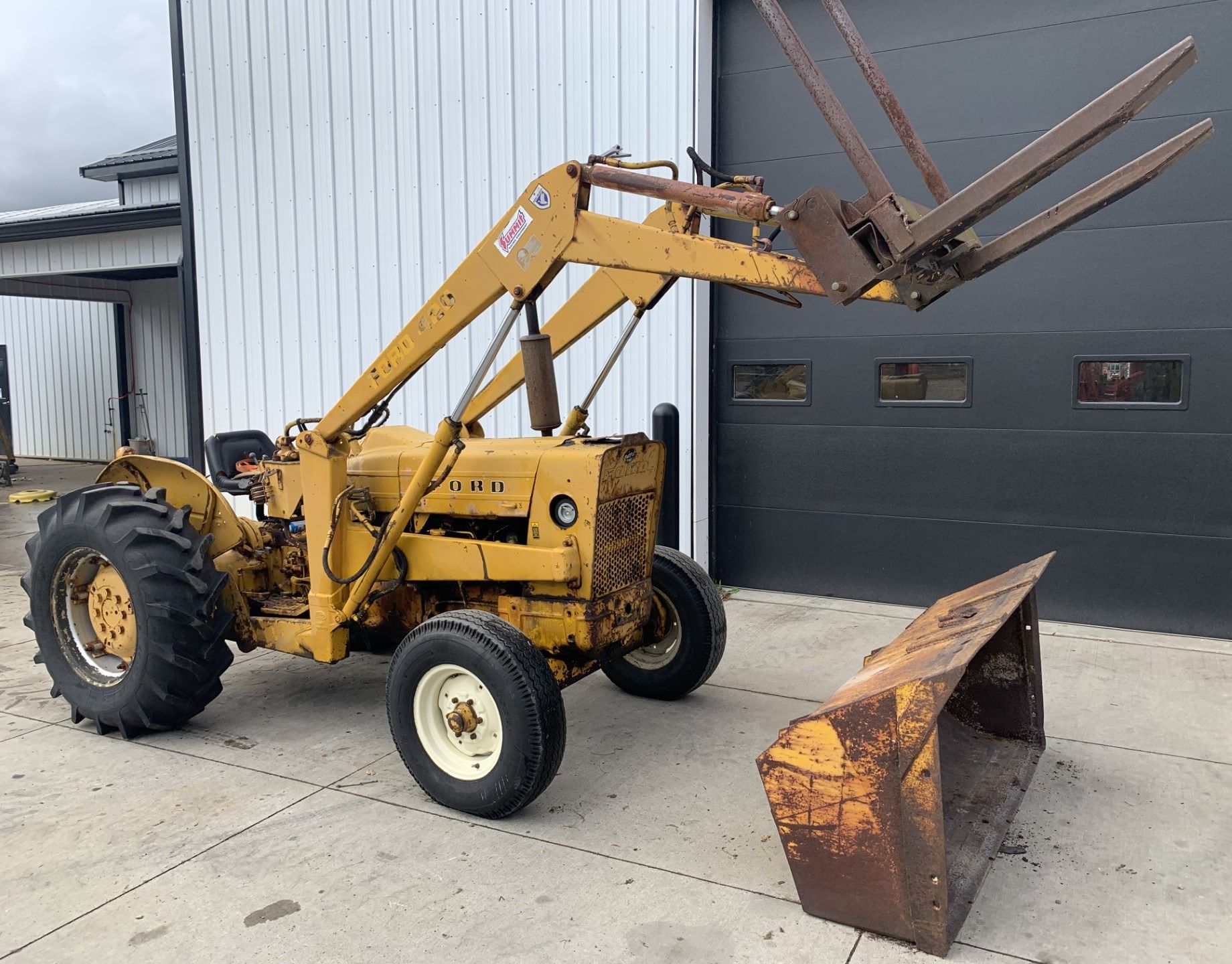 Ford 420 Equipment Image0