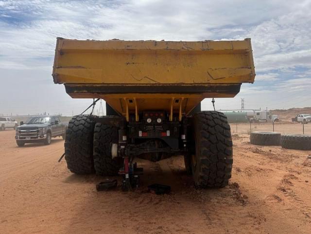 Image of Komatsu HM400-5 equipment image 4