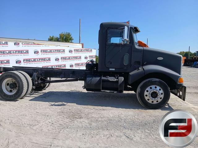 Image of Peterbilt 385 equipment image 2