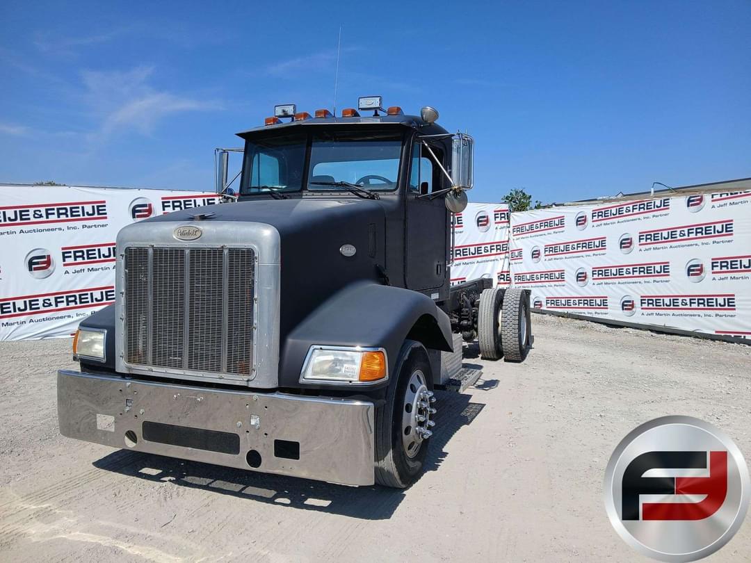 Image of Peterbilt 385 Primary image
