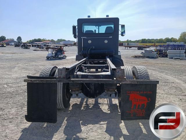 Image of Peterbilt 385 equipment image 4