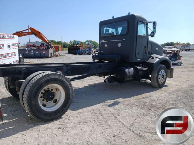 Image of Peterbilt 385 equipment image 3