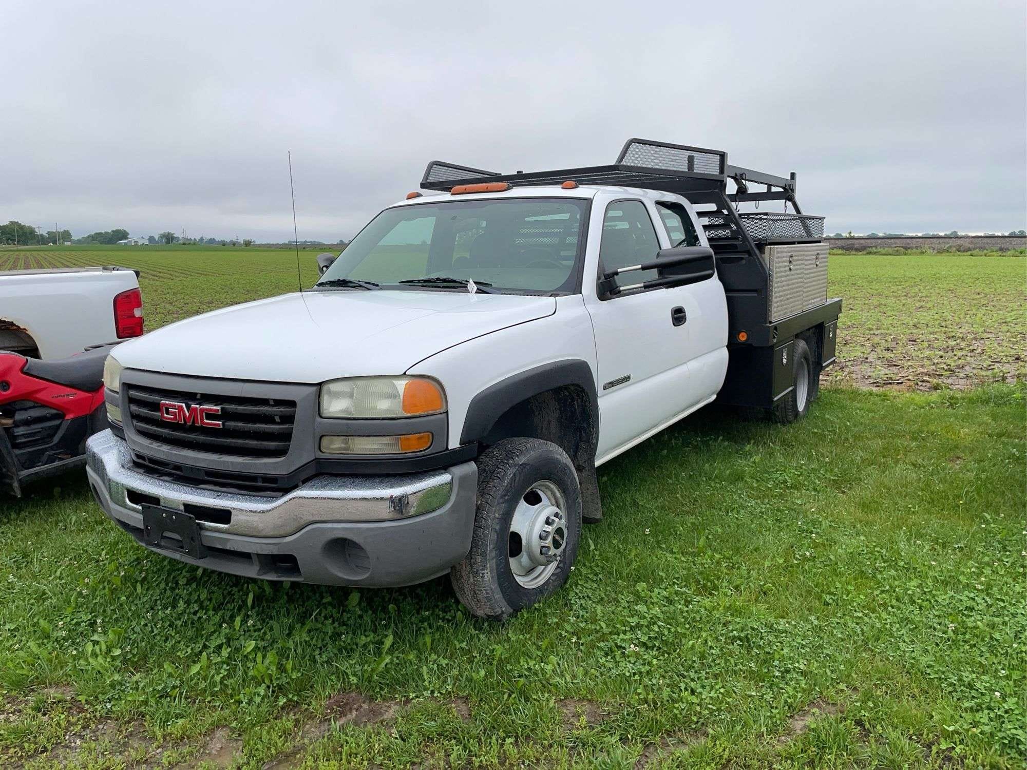 2004 GMC 3500 Equipment Image0