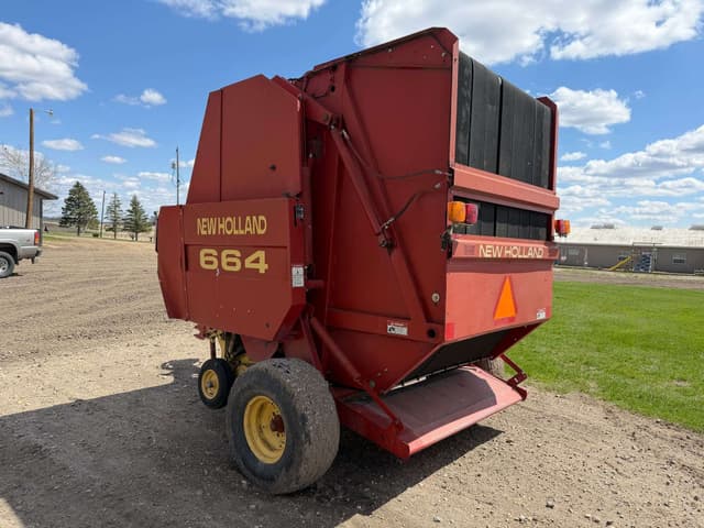 Image of New Holland 664 equipment image 4