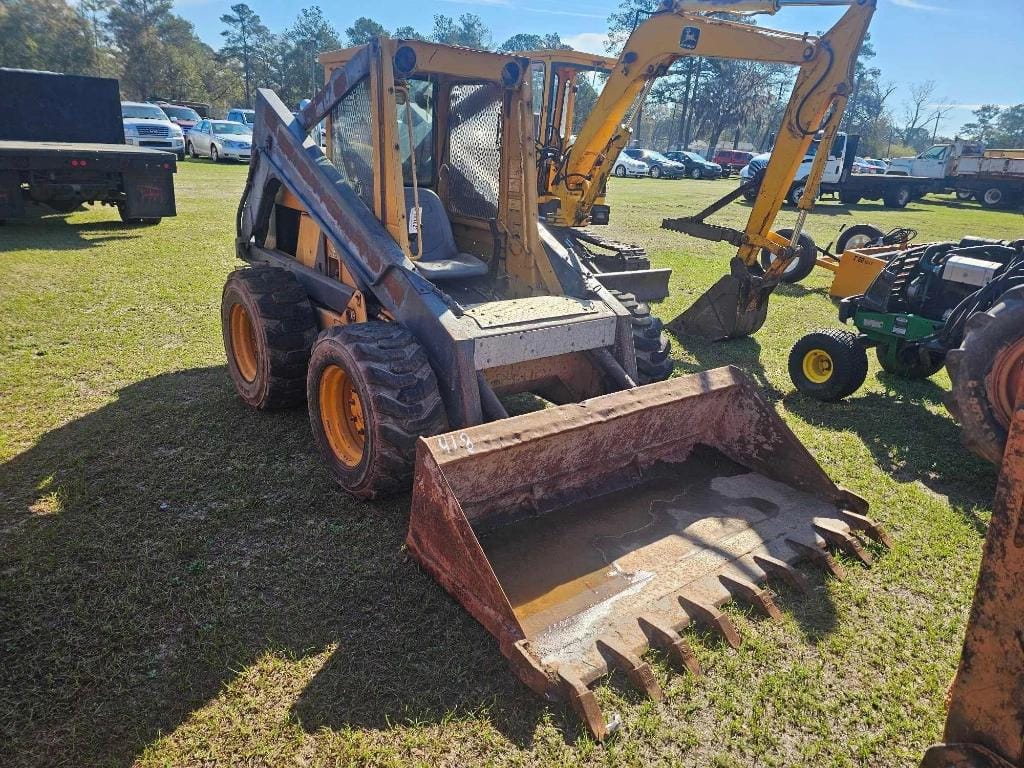 New Holland L785 Equipment Image0