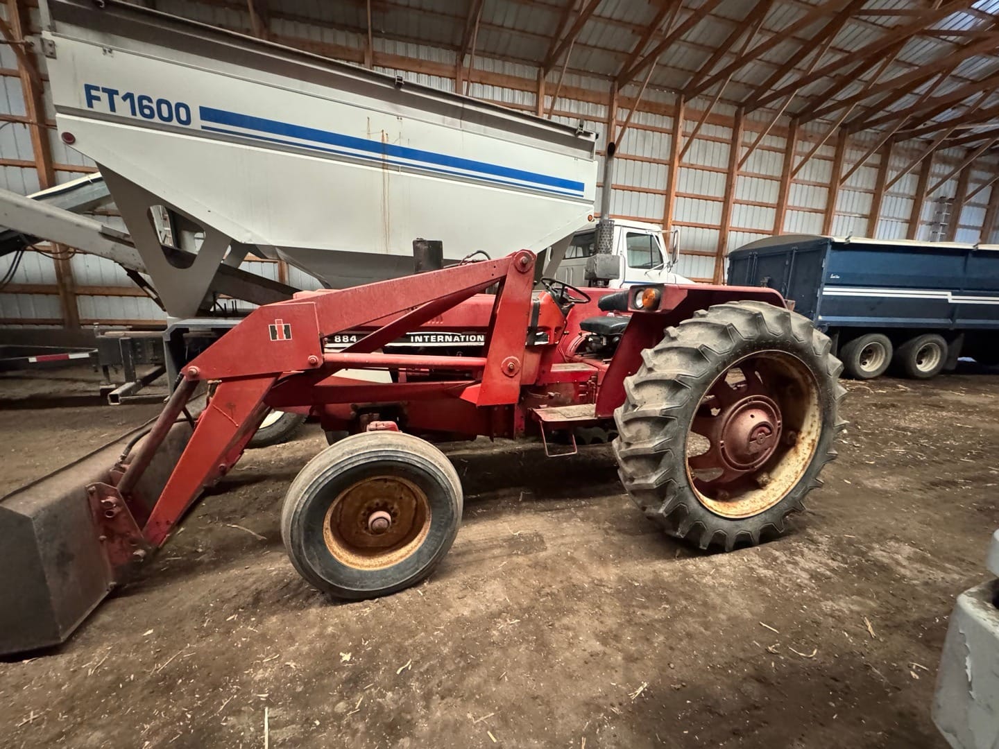 International Harvester 884 Equipment Image0