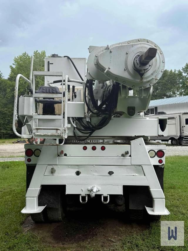 Image of Freightliner M2 106 equipment image 3