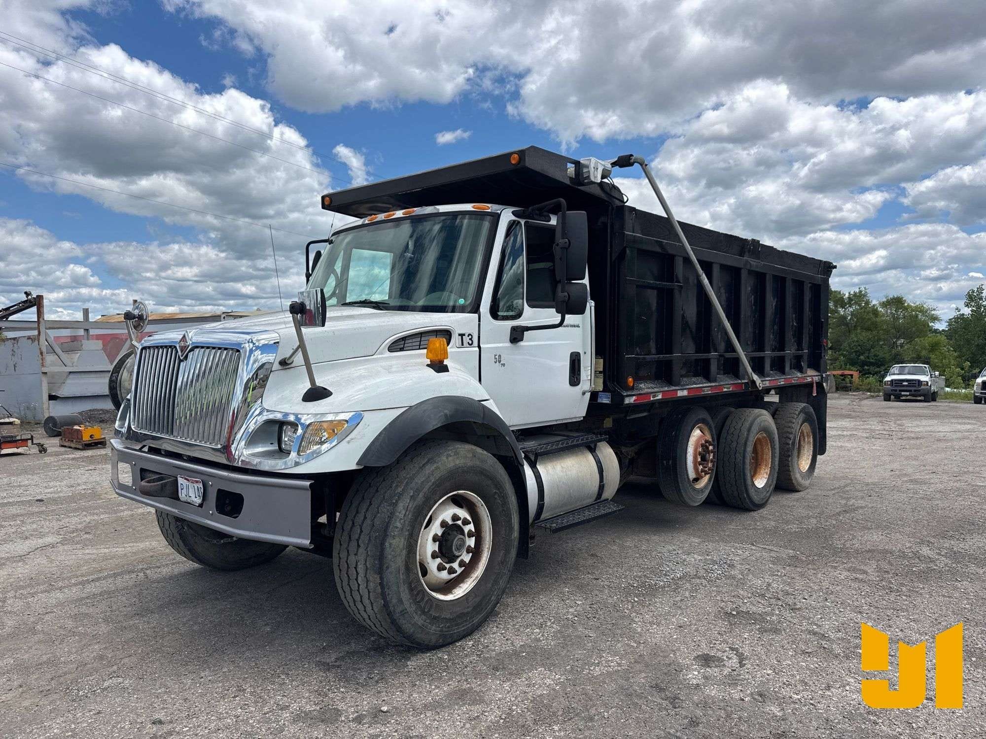 2005 International 7500 Equipment Image0