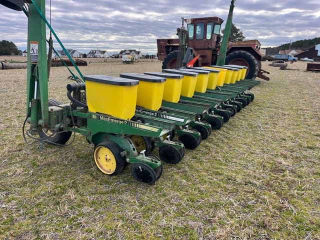 Image of John Deere 7300 equipment image 1