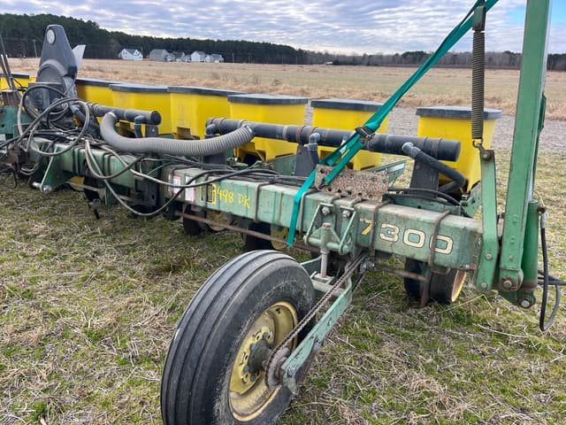 Image of John Deere 7300 equipment image 4