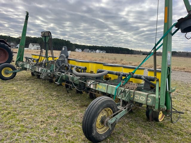 Image of John Deere 7300 equipment image 3