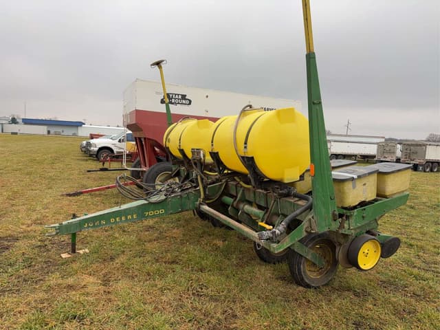 Image of John Deere 7000 equipment image 1