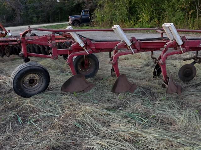 Image of International Harvester 710 equipment image 1