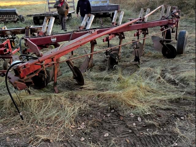 Image of International Harvester 710 equipment image 4