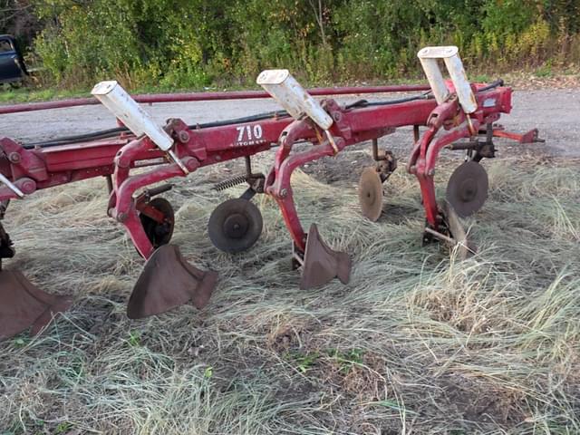 Image of International Harvester 710 equipment image 2